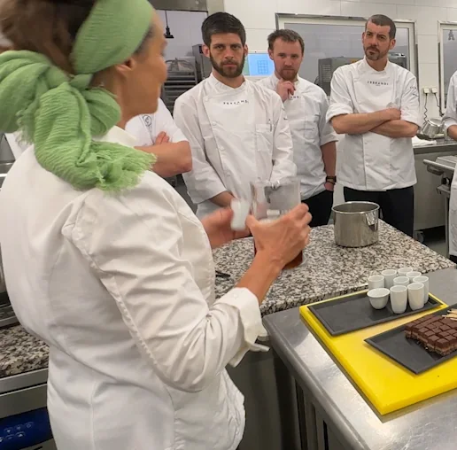 Marie-Sophie L en démonstration devant une brigade de l'École Ferrandi